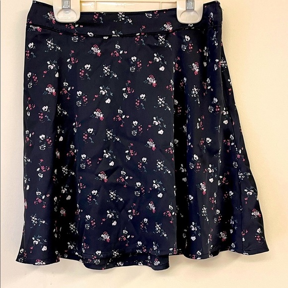 Hollister Dresses & Skirts - Hollister Ultra High Rise Black and Floral Mini Skirt Size Small